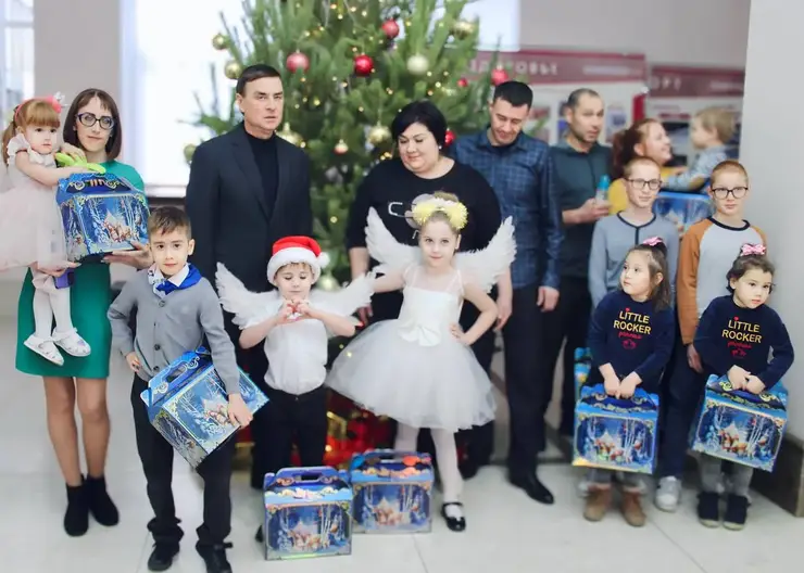 Глава Кавказского района вручил многодетным семьям новогодние подарки