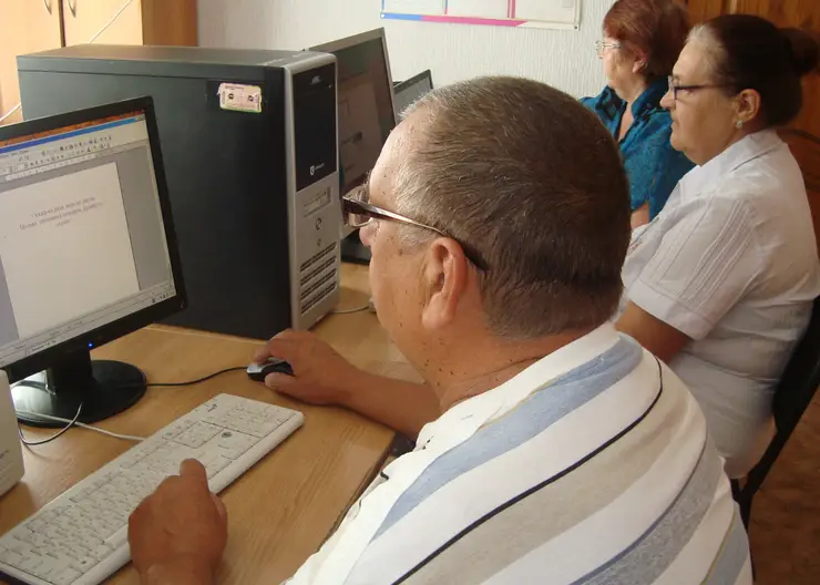 Занятия по обучению компьютерной и интернет-грамотности граждан пожилого возраста и инвалидов проходят в центре социального обслуживания