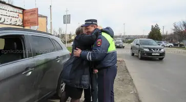 Сотрудники Госавтоинспекции и ветераны ДПС поздравили автоледи с наступающим женским праздником 8 Марта