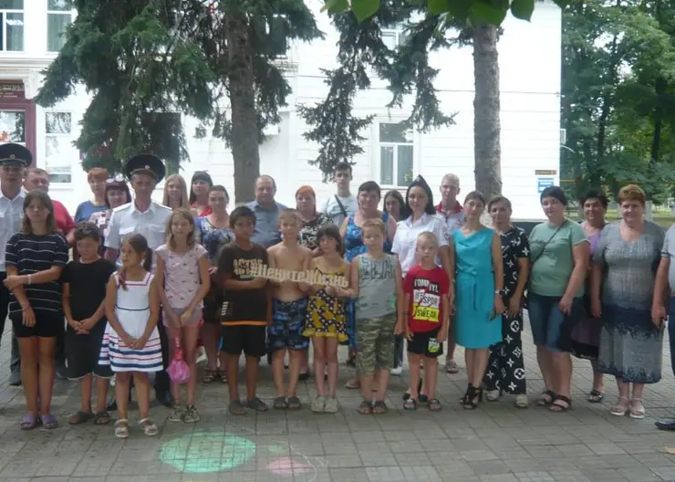 В станице Дмитриевской сотрудники ГИБДД провели мероприятие проведено тематическое мероприятие по формированию навыков безопасного поведения на проезжей части