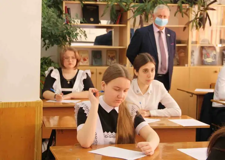 Одиннадцатиклассники школы №14 ст-цы Кавказской писали избирательный диктант