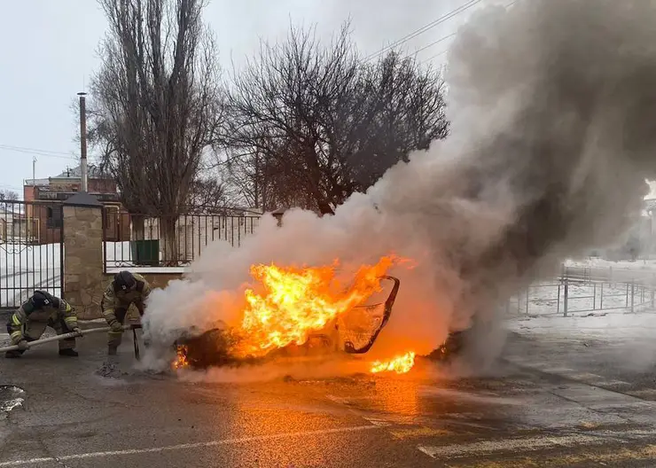 На улице Авиационной в Кропоткине сгорел автомобиль