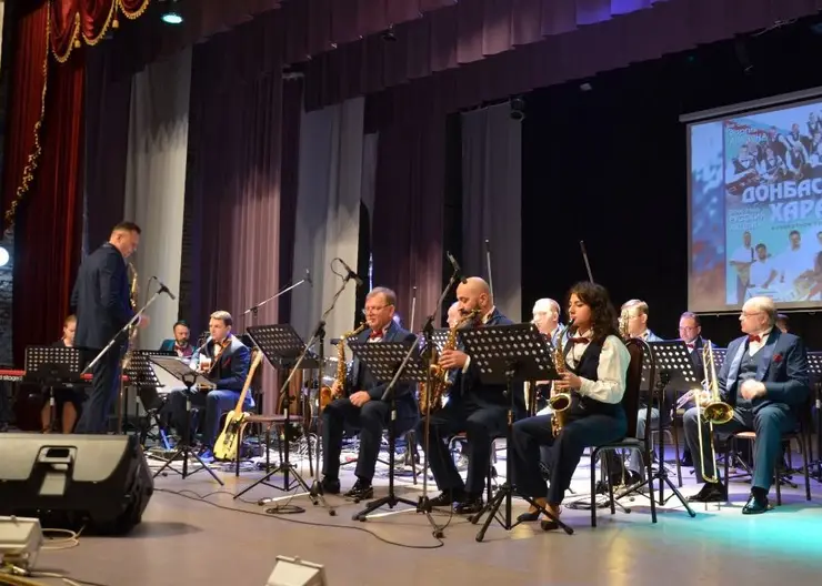 Артисты из Донецка дали концерт в станице Кавказской