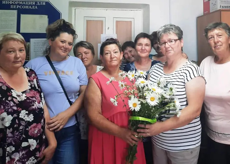 С праздником белой ромашки в коллективе Кавказского комплексного центра социального обслуживания населения поздравили коллег и подопечных