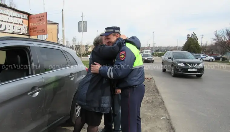 Сотрудники Госавтоинспекции и ветераны ДПС поздравили автоледи с наступающим женским праздником 8 Марта