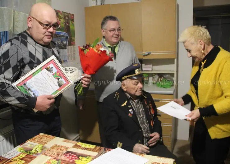 В гостях у тружеников тыла побывала большая делегация общественников и депутатов