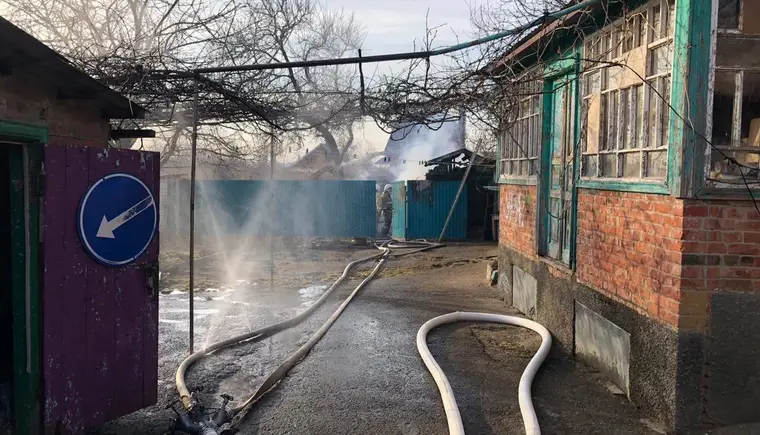 В Кропоткине по ул.Восточной сгорели две хозпостройки