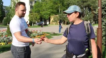 Волонтеры раздавали горожанам «Георгиевские ленточки»