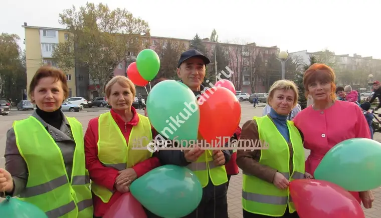 Флэшмоб  "Соблюдаем ПДД и дружим с ГИБДД" провели ЮИДовцы и патруль "Серебряного возраста"