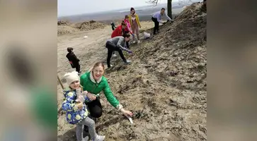 Педагоги и воспитанники детского сада №33 станицы Кавказской, их родители очистили от мусора и сухостоя территорию смотровой башни