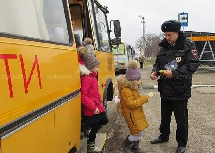 Госавтоинспекторы проверяют школьные автобусы на их исправность