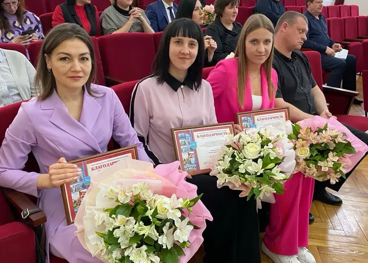 Журналиста Галину Мигунову наградил глава Кавказского района