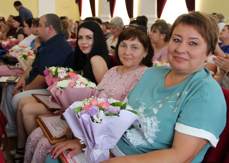В честь Дня медицинского работника в администрации Кавказского района наградили 160 работников учреждений здравоохранения