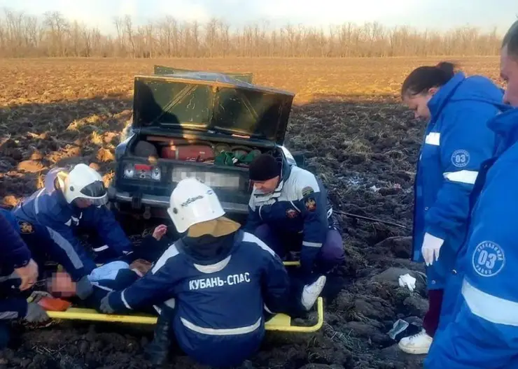 В Кавказском районе машина вылетела  с трассы в поле, водителя доставали спасатели