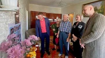 Депутаты поздравили семью Ульяновских с бриллиантовой свадьбой