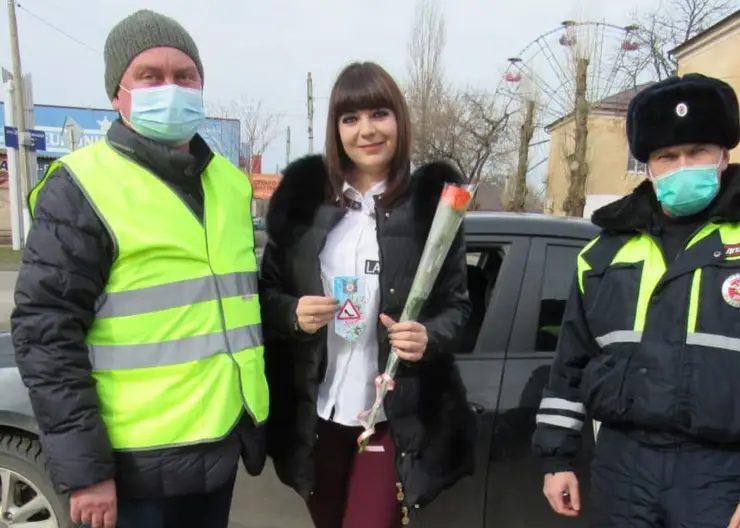 Сотрудники Госавтоиспекции Кавказского района поздравили женщин-автомобилисток