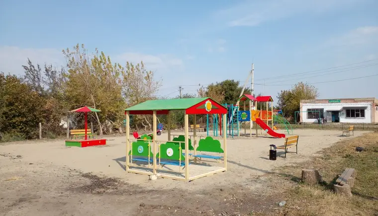 В поселке Возрождение Мирского сельского поселения установили новую игровую площадку