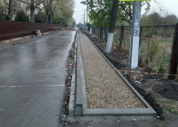 В станице Кавказской строят тротуар для школьников