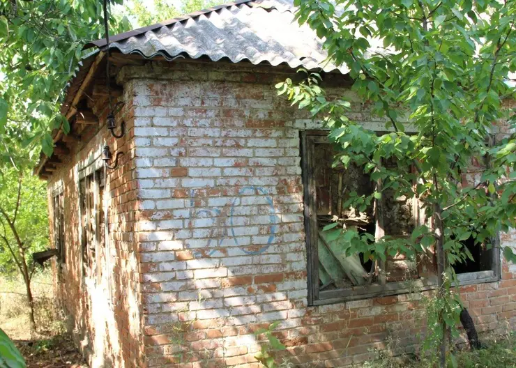 Старый нежилой дом на улице Твардовского беспокоит соседей