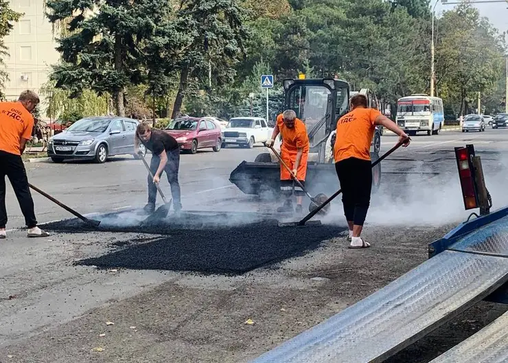 В Кропоткине приступили к ямочному ремонту дорог