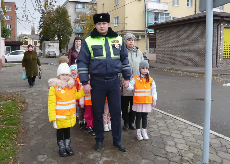 <strong>Госавтоинспекторы Кавказского района совместно с дошкольным отрядом ЮИД провели акцию «Возьми ребенка за руку!»</strong>