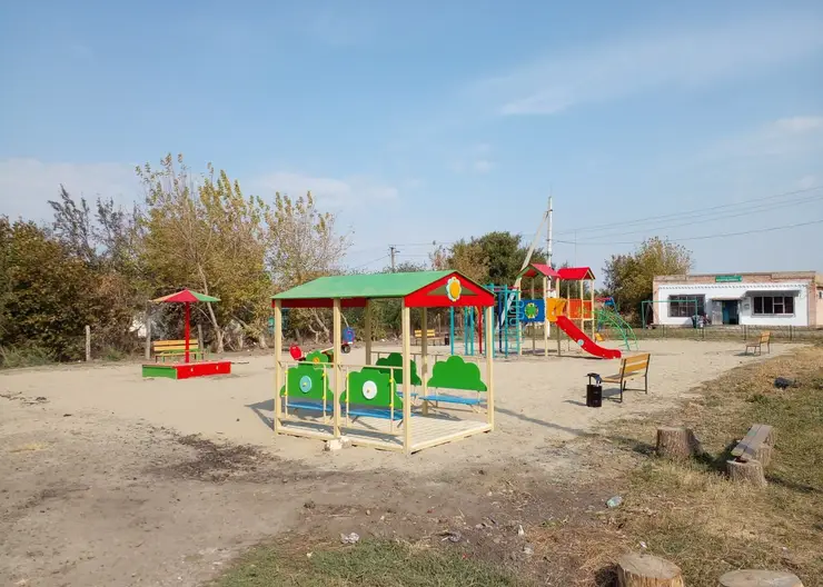 В поселке Возрождение Мирского сельского поселения установили новую игровую площадку