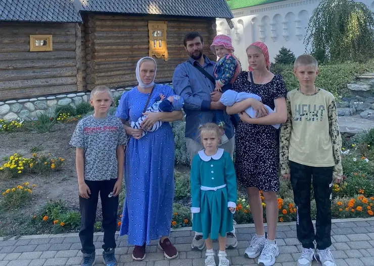 Многодетным родителям Александре и Евгению Шумиловым из станицы Кавказской помогает в воспитании детей вера в Бога