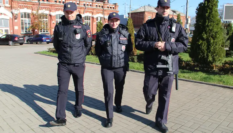 Курить и распивать спиртное на привокзальной площади, пока дежурит полицейский наряд ЛО МВД Давида Давыдова чревато