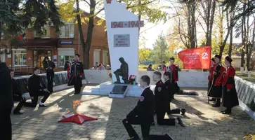 На мемориале воинам Великой Отечественной войны в хуторе Лосево теперь горит Вечный огонь