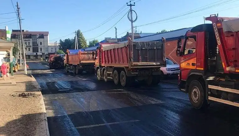 В районе Центрального рынка Кропоткина укладывают второй слой асфальта