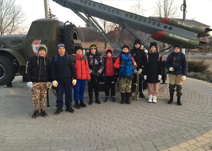 Школьники Кавказского района прошли несколько километров в туристическом патриотическом походе