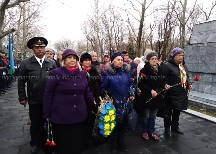 Делегация из 24 человек Кавказской районной организации ветеранов приехала в День Героев Отечества в Новороссийск