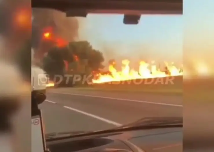 На взорвавшейся газовой заправке в станице Васюринской пострадали три человека, сгорели автомобили