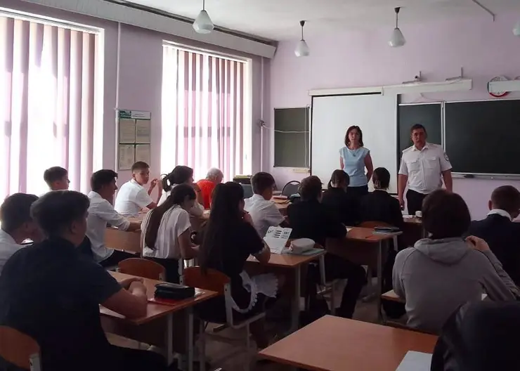 В Кавказском районе инспектора по делам несовершеннолетних пришли в школу с профилактической беседой