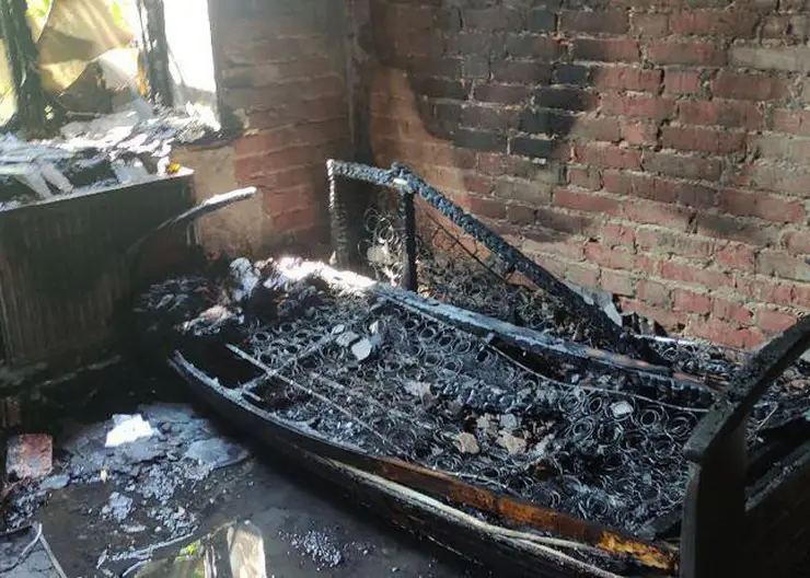 В Кропоткине пожарные ликвидировали возгорание в частном доме