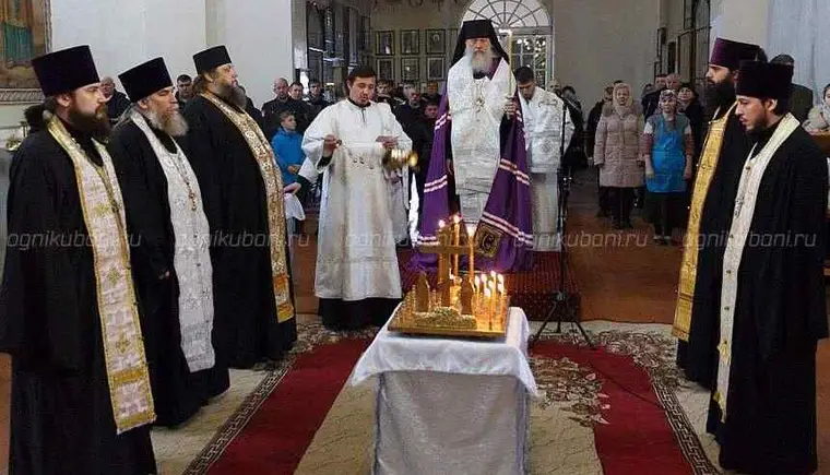 Панихиду по жертвам геноцида казачества в Покровском соборе города Кропоткина совершил епископ Тихорецкий и Кореновский Стефан