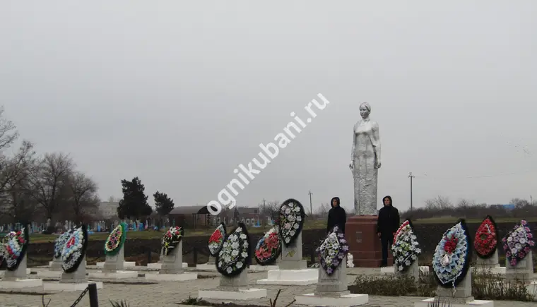 В станице Темижбекской в День неизвестного солдата юноши стояли в Почетном карауле