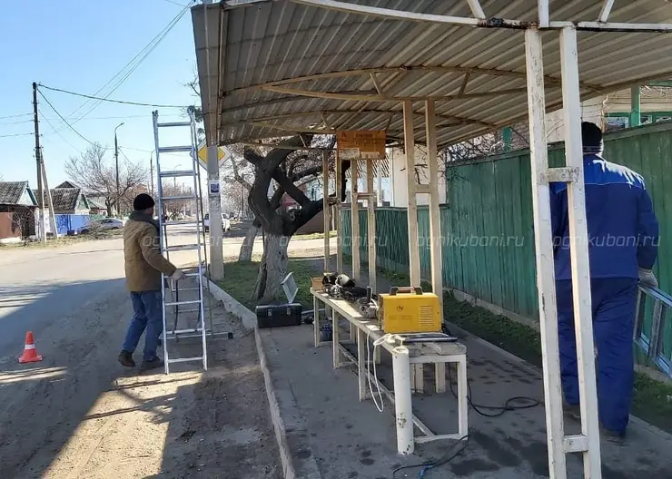 В Кропоткине ремонтируют автобусные остановки