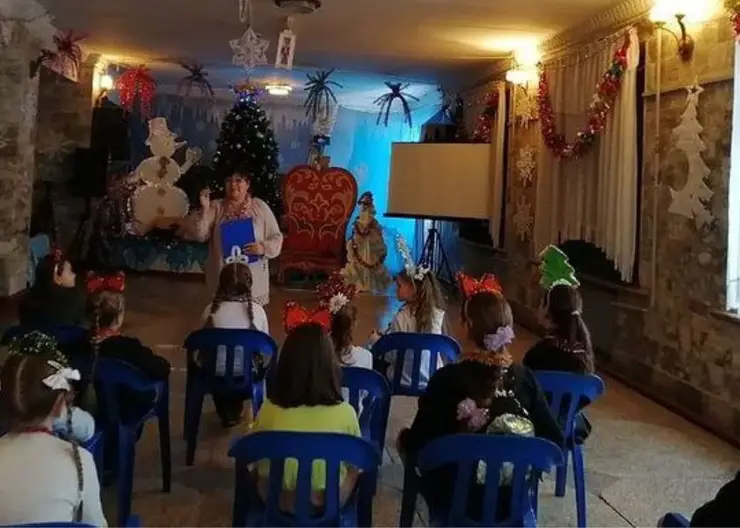 В станице Темижбекской работники Дома культуры познакомили ребят с обычаями встречать Новый год в разных странах мира