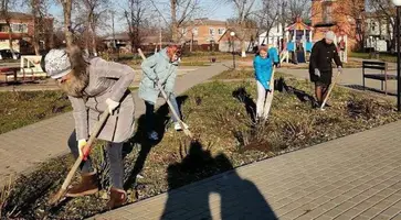 Сотрудники Дома культуры в хуторе Лосево вышли на субботник