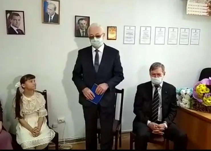 В преддверие праздника 8 Марта депутат Государственной Думы Алексей Езубов поздравил приемных мам Кавказского района.