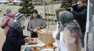 В Кавказском районе раздали около 18 тысяч кусочков «блокадного» хлеба
