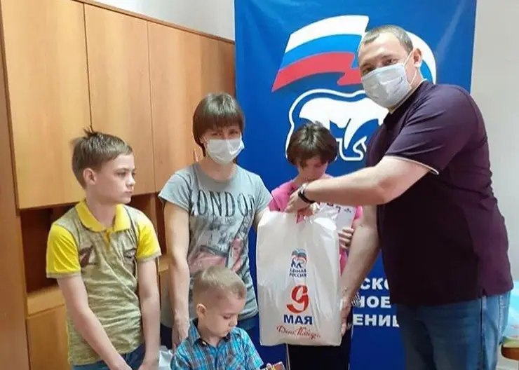 Молодой депутат Игорь Савин поздравил детей с праздником