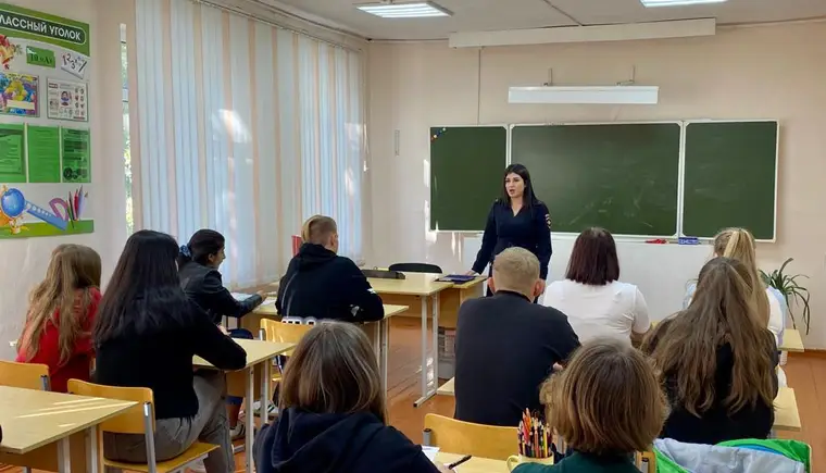 В Кавказском районе инспектора по делам несовершеннолетних пришли в школу с профилактической беседой