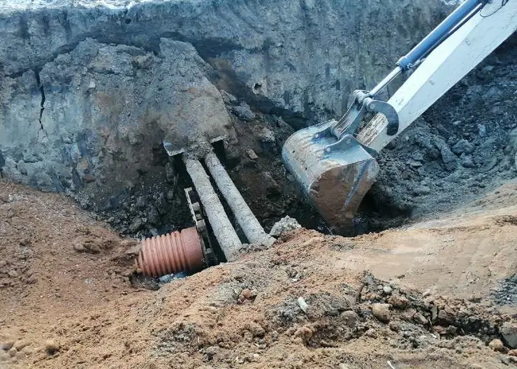 В Кропоткине образовался пятый провал канализационного коллектора
