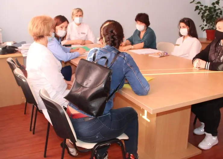 В детской поликлинике Кропоткина представители прокуратуры Кавказского района и врачи провели прием