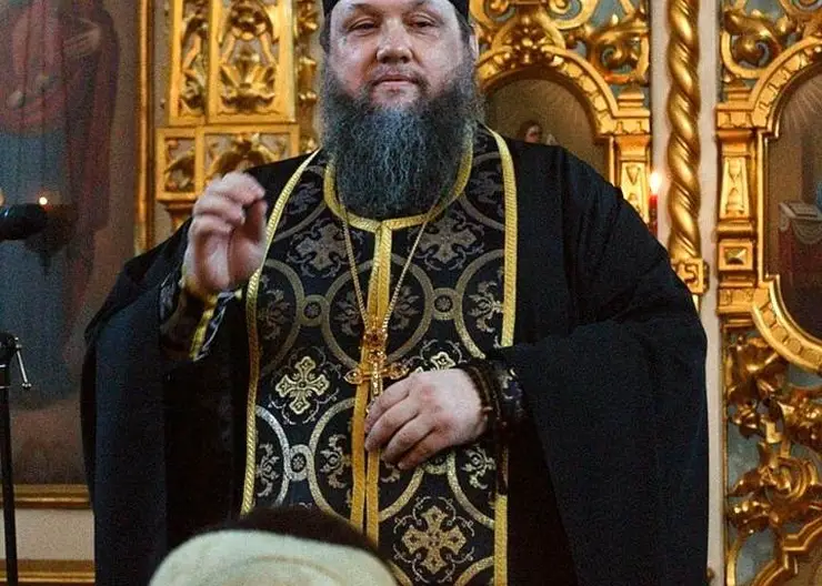 Священники Покровского собора в условиях карантина не закрывают двери