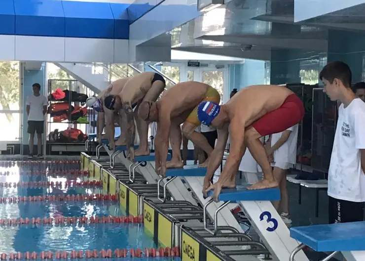 В Кропоткине состоялись соревнования по плаванию для возрастных спортсменов