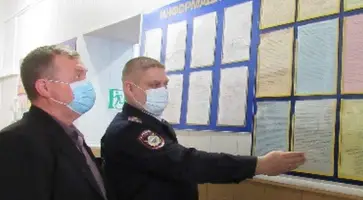 Полицейские и общественники провели акцию по популяризации государственных услуг