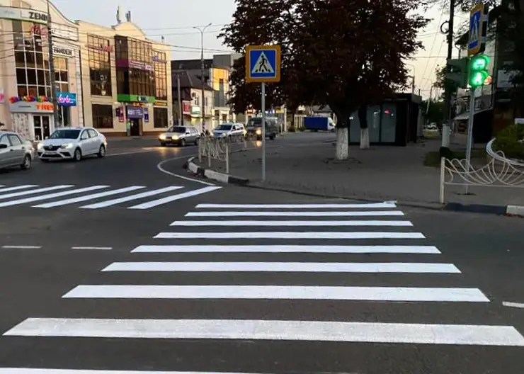 В Кавказском районе продолжают обновлять пешеходную разметку